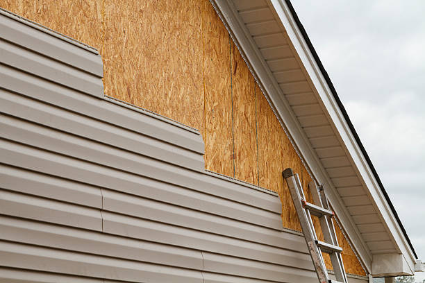 Professional Vinyl Siding technician working in Edgewood, OH